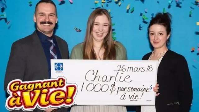 ચાર્લી લૅગાર્ડની લોટરીના અધિકારીઓ સાથેની તસવીર