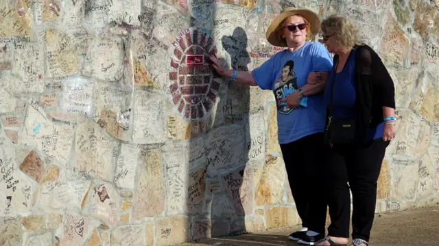 جاءت آن لاولور(يسار) من إنجلترا خصيصا للمشاركة في إحياء ذكرى إلفيس بريسلي في ولاية تينيسي الأمريكية.