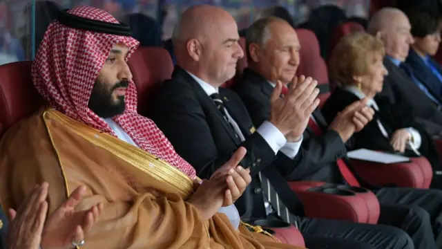 O presidente da FIFA, Gianni Infantino (ao centro), ao lado do presidente Vladimir Putin (à dir.) e do príncipe herdeiro da Arábia Saudita, Mohammed bin Salman (à esq.)