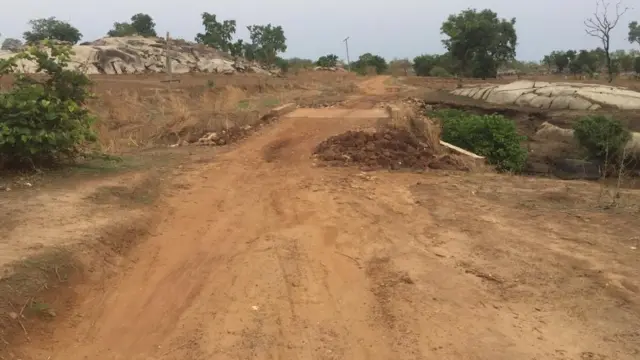 Di road na just 33 kilometre but neva see construction work on top am