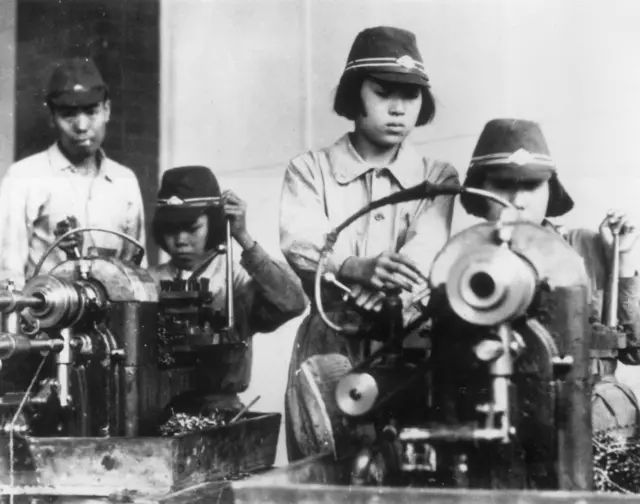 दुसऱ्या महायुद्धावेळी औद्योगिक कामगारांना सैन्यासाठी शस्त्रास्त्र तयार करण्याची कामं सांगितली जायची.