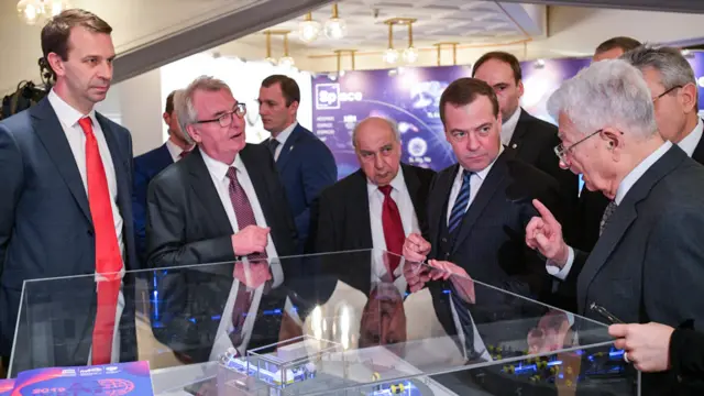 Yuri Oganessian junto a autoridades rusas