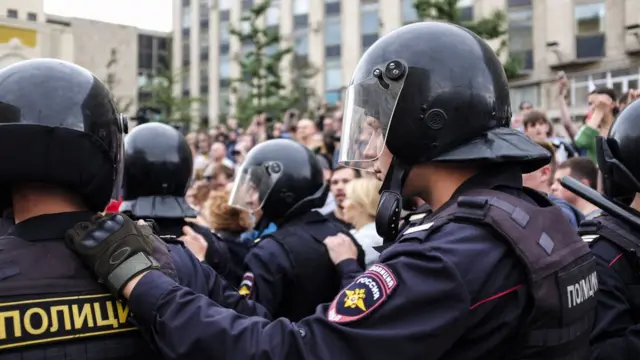 «Показал и потрогал»: В Москве курьер попытался совратить девочку в подъезде | Радио 1