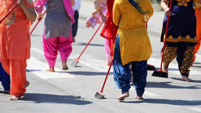 ਝਾੜੂ ਮਾਰਦੀਆਂ ਔਰਤਾਂ