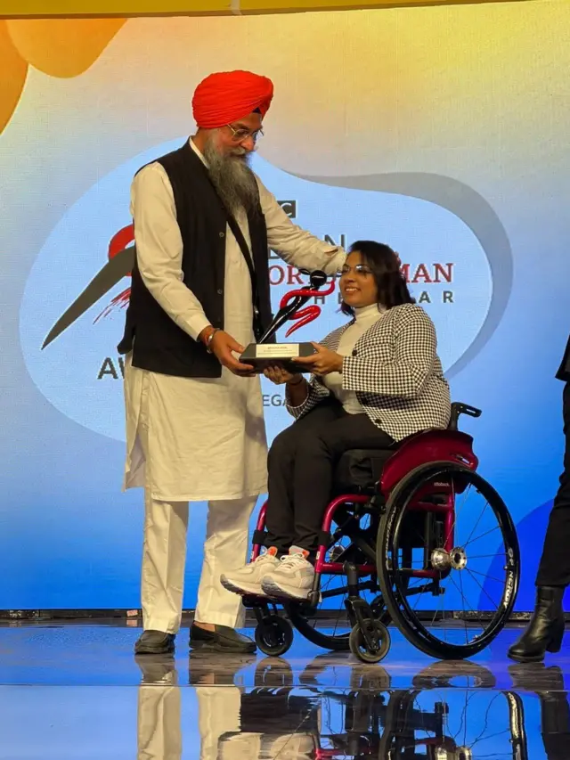 'బీబీసీ పారా స్పోర్ట్స్ వుమన్ ఆఫ్ ది ఇయర్' అవార్డ్‌ అందుకుంటున్న భవీనా పటేల్.