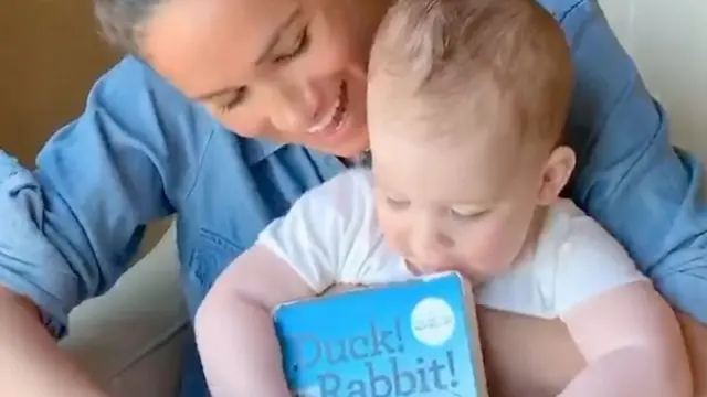 ميغان تداعب ابنها