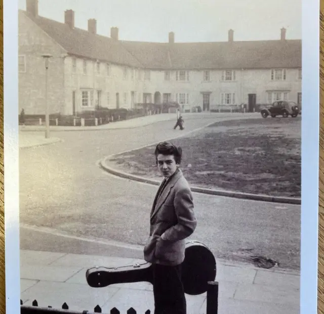 Джордж Харрисон с гитарой около дома, где он вырос