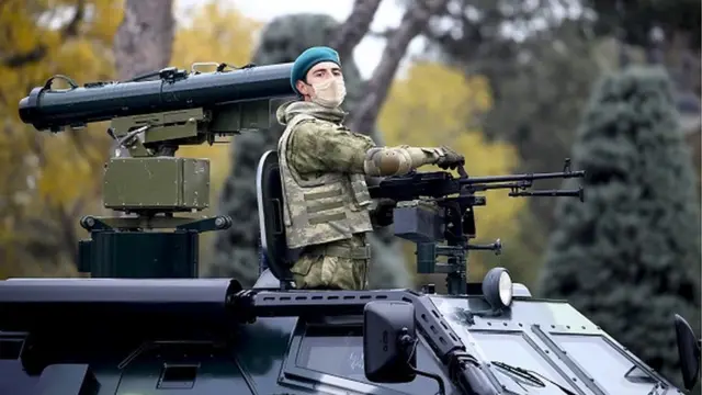 Zirehli maşın üzərində əsgər