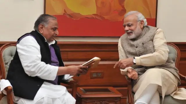 मुलायम सिंह यादव के साथ पीएम नरेंद्र मोदी