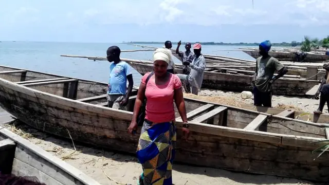 Umugore ari hafi y'abarovyi ku nkengera z'ikiyaga Tanganiya mu Burundi, itariki 27/02/2019