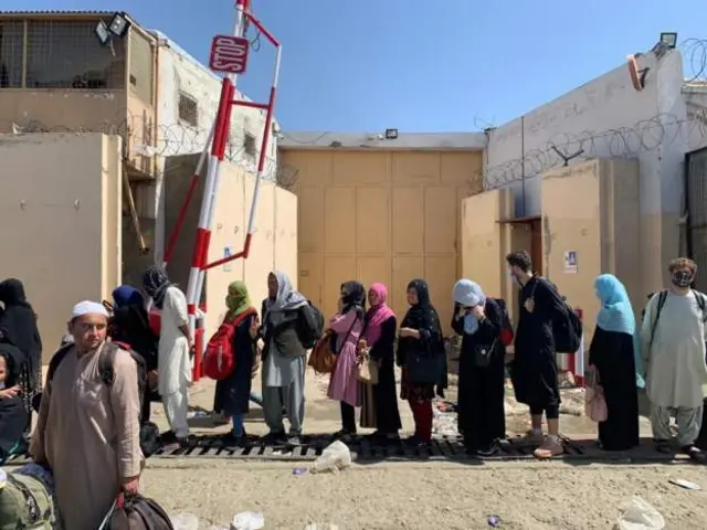 काबुल विमानस्थलको द्वारमा पङ्किबद्ध अफगानहरू