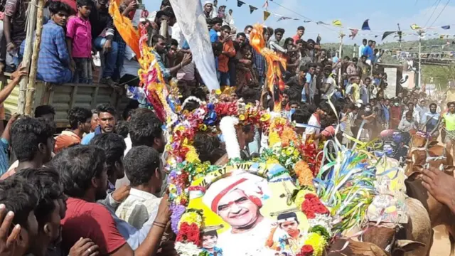 సినిమా నటుల ఫొటోలు పెట్టి పండుగ పోటీల్లో పాల్గొంటారు