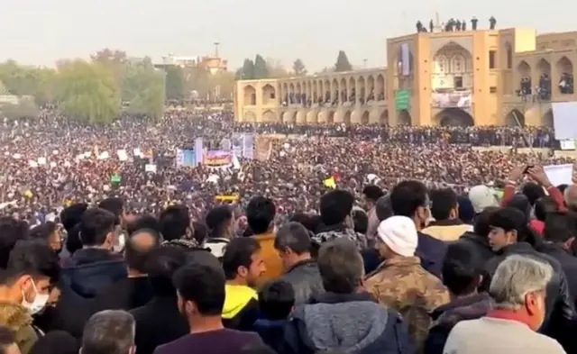 تجمع اطراف پل خواجو در اصفهان