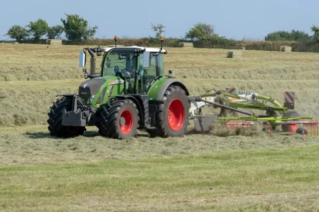 Трактор на английской ферме