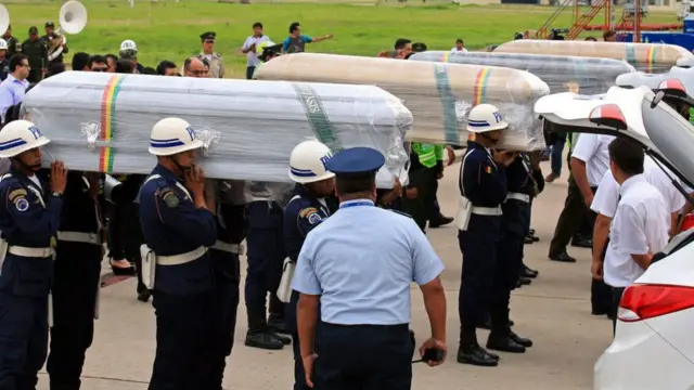 Urnas en el aeropuerto de Bolivia