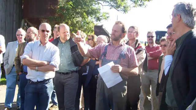 Wendelin Einsiedler (centro)