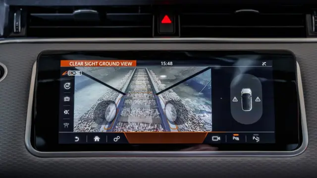 رنجروور ایووک با کمک دوربین کاپوت ماشین را حذف کرده و نمایی کامل از زیر و جلوی خودرو را نمایش میدهد