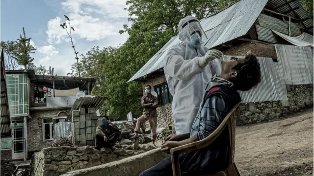 कोरोना संक्रमण का सैंपल लेते स्वास्थ्यकर्मी