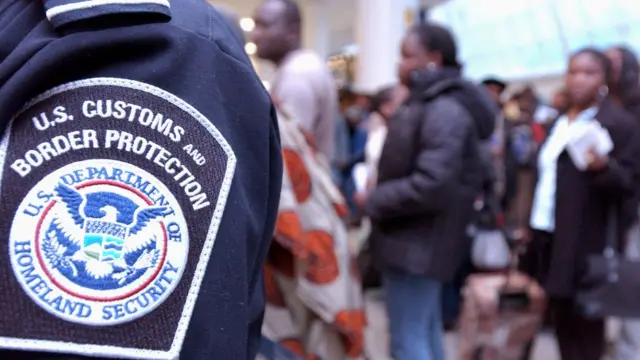 Un agente del Departamento de Seguridad Nacional