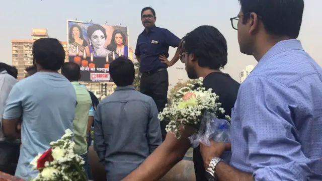 ஸ்ரீதேவியை வழியனுப்பி வைக்க காத்திருக்கும் ஆயிரக்கணக்கான ரசிகர்கள் (புகைப்படத் தொகுப்பு)