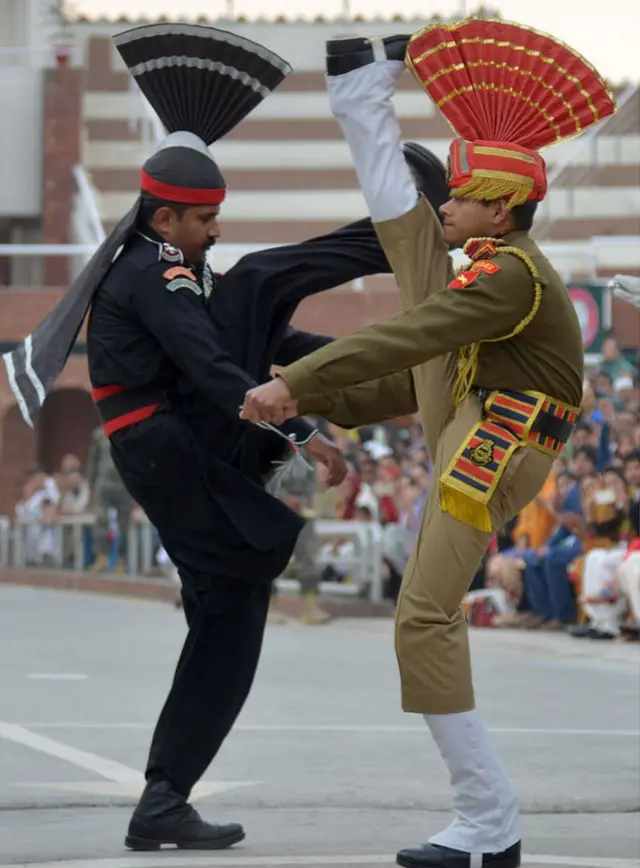 భారత్, పాక్ సరిహద్దు వద్ద ఇరు దేశాల సైనికుల ప్రదర్శన