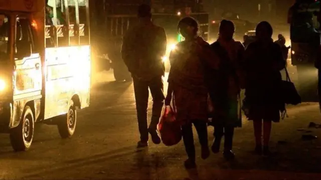 সন্ধ্যার পরেই মেয়েদের বাড়ী ফেরার তাড়া থাকে