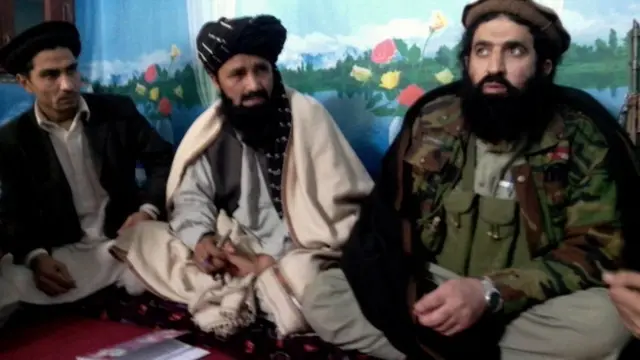 ટીટીપી પ્રવક્તા શહીદુલ્લાહ શાહીદ (જમણી બાજુ)