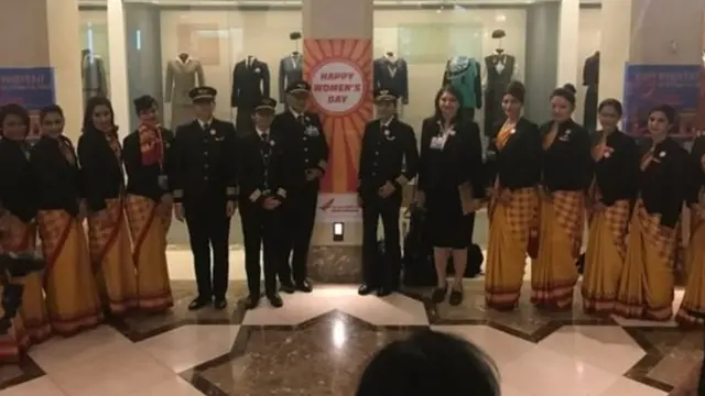 सैन फ्रांसिस्को हवाई अड्डे पर एयर इंडिया की महिला कर्मचारी.