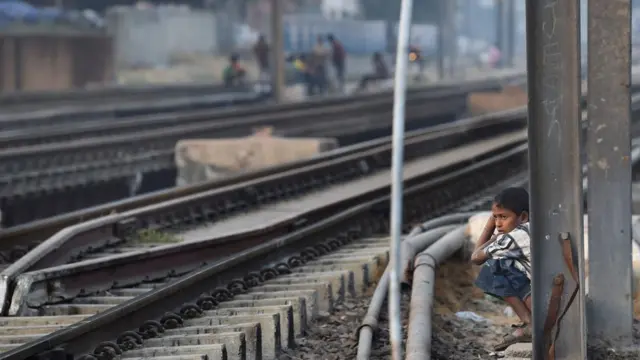 Anak buang kotoran di India