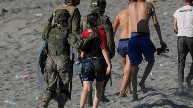 إسبانيا تتهم المغرب بدفع آلاف المهاجرين إلى عبور الحدود.