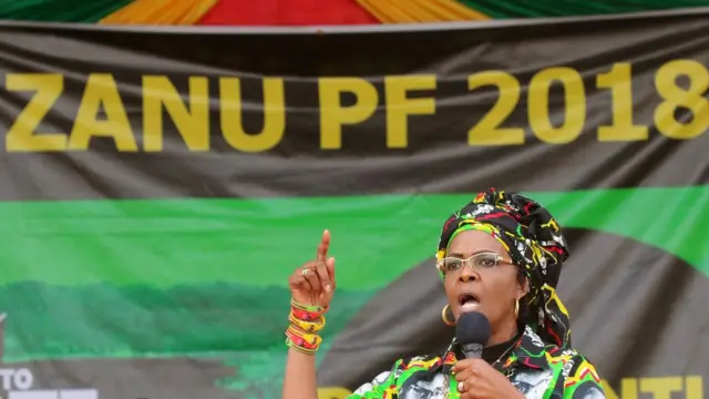 Grace Mugabe partililere konuşma yapıyor