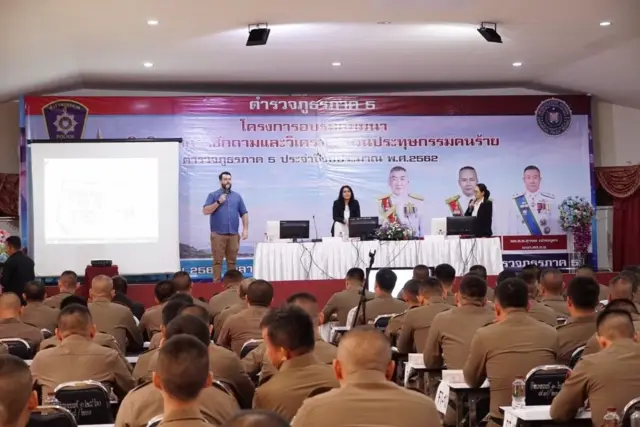 ดร.จอห์น ซินนอตต์ (ซ้าย) และ ศ.มาเรีย ยูอานนู (กลาง)