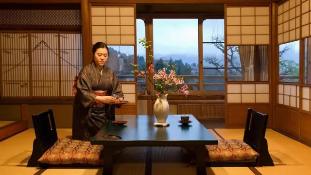 Ryokan là nhà trọ truyền thống của Nhật Bản được biết đến với dịch vụ, thức ăn và vẻ đẹp nổi bật. Một số khách sạn hiện đại ở Nhật cho biết họ vẫn tìm học những điều hay của nhà trọ