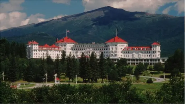 اليوم يوفر الفندق سبل الرفاهية المتعددة ومنها ساحات تزلج على رقعة 464 فدانا