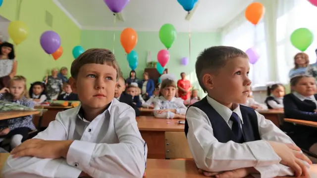 রাশিয়ায় স্কুলে কাটাতে হয় সবচেয়ে কম সময়।