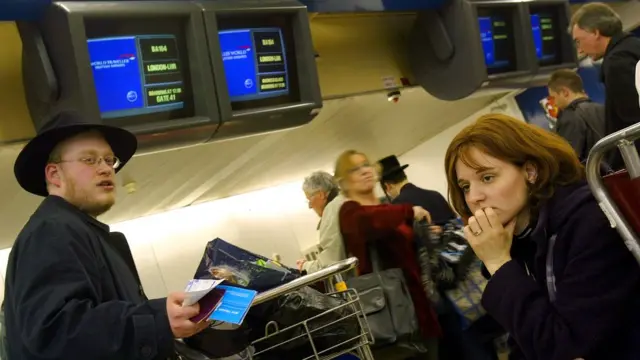 Pasajeros en un mostrador de una aerolínea