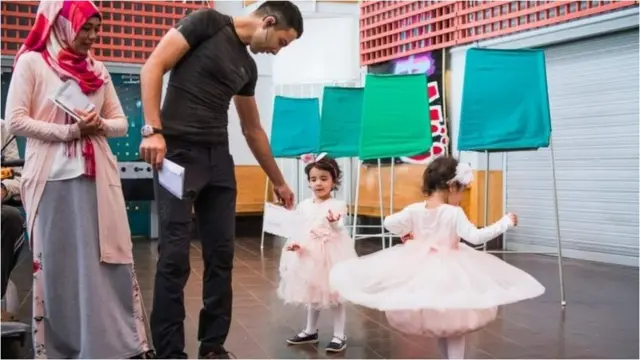 వలసలు, వాతావరణ మార్పులు ప్రధానాంశాలుగా ప్రచారం సాగింది.