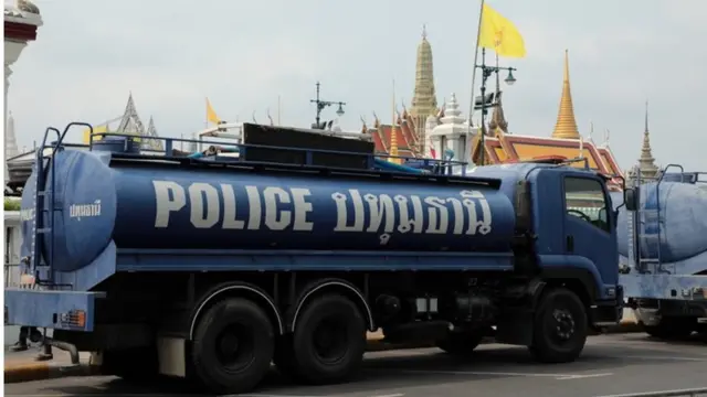 แม้พระบรมหาราชวังและพื้นที่ท้องสนามหลวง จะไม่ใช่เส้นทางเคลื่อนผ่านของขบวนการ "เดินทะลุฟ้า" แต่ ตร. ก็ได้เตรียมมาตรการรักษาความปลอดภัยเต็มที่ ทั้งวางรั้วลวดหนาม ตู้เคอนเทนเนอร์ และเครื่องกีดขวางต่าง ๆ