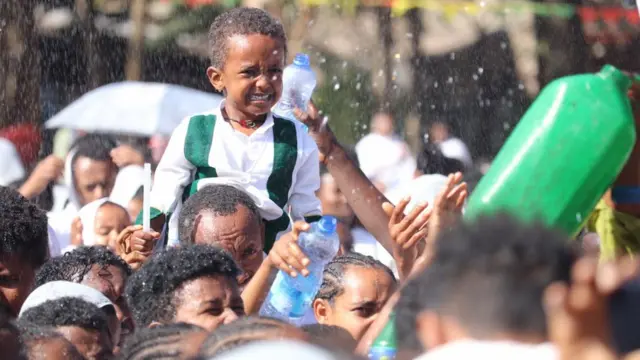 ምዕመናን የጥምቀት በዓልን ታቦት ማደሪያው ካከበሩ በኋላ ታቦታትን ለመሸኘት ወደ ተለያዩ አቅጣጫዎች አምርተዋል