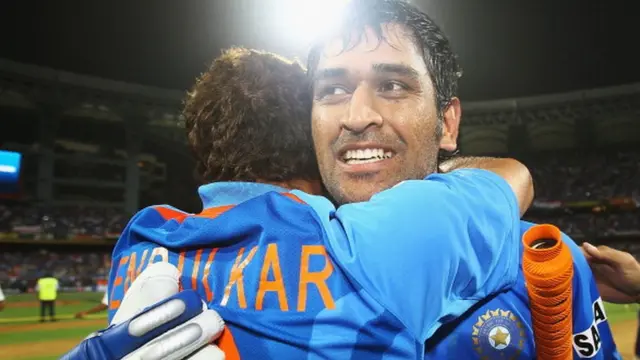 2011 ஒருநாள் போட்டிகள் உலக கோப்பையை வென்ற தோனி, சச்சினுடன் தனது மகிழ்ச்சியை பகிர்ந்து கொண்ட தருணம்