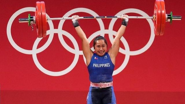 Hidilyn Diaz lifting at the Tokyo 2020 Olympics