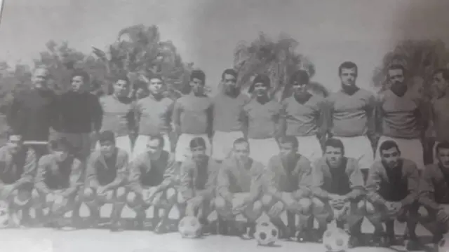 Abdelhamid Salhi (usutamye wa gatanu uvuye ibumoso) mu ikipe y'igihugu ya Algeria mu 1967