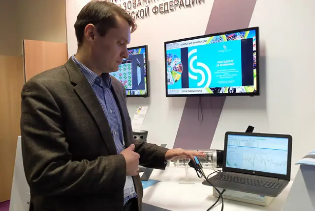 Сергей Акулов с датчиком гемоглобина