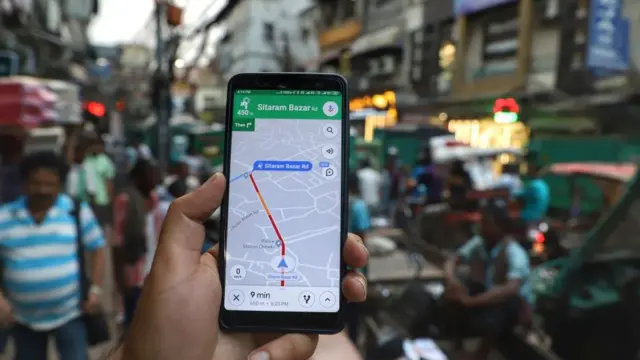 Usuario usando Google Mapsqual a melhor forma de apostar no futebolNova Delhi, India.