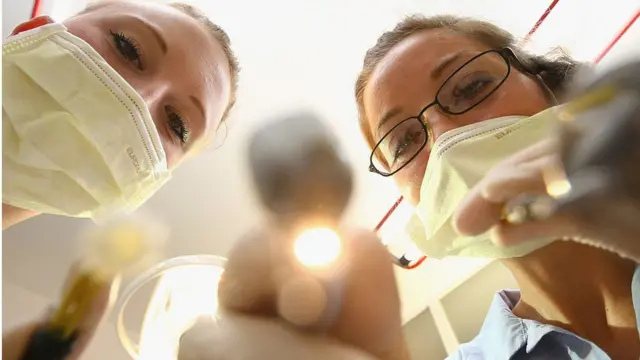 طبيبتان أسنان تمارسان عملهما