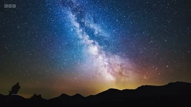 Coluna de estrelas no céu, a via Láctea