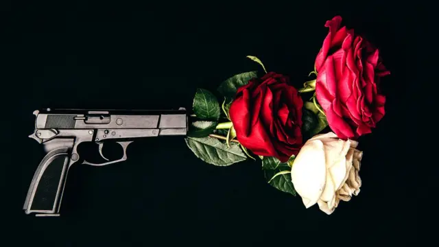 Imagem mostra pistola disparando rosas