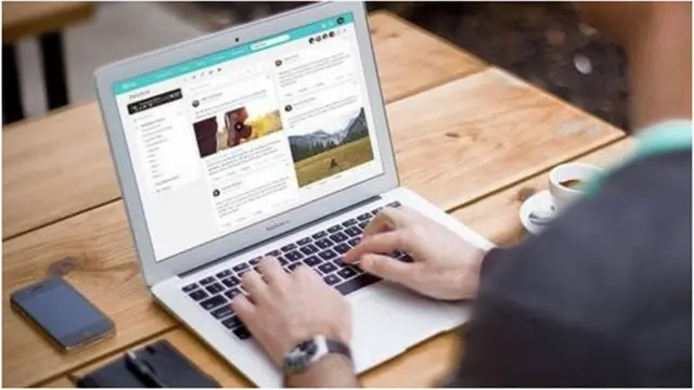 شخص يستخدم باز على لابتوب