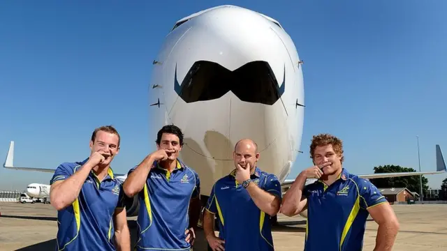 Jugadores de rugby de Australia promocionan "Movember"