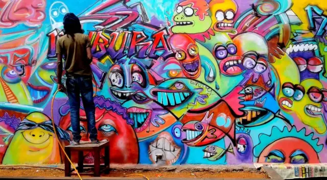 ඩොමිනික් ග්‍රැෆිටි නිර්මාණයේ යෙදෙමින්